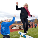 18. oktober: Kronprinsessen besøker Aktivitetsskolen, Bibliotek og Røde Kors på Lillehammer, før åpningen av Yrkes-NM på Maihaugen. Her på bom i regi av Aktivitetsskolen  (Foto: Geir Olsen / Scanpix)